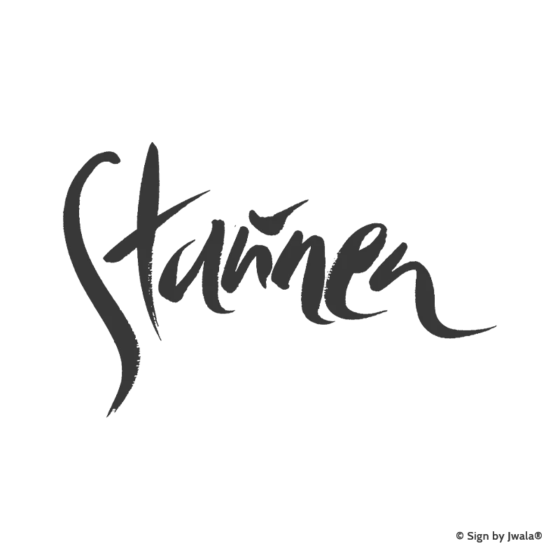 Die Botschaft „Staunen“ wird auf Kissen, veganen Kerzen, Grußkarten, Impulskarten, Wanddeko, Taschen, Sitzkissen, Malas mit Halbedelsteinen und Riedel Gläsern aus dem Onlineshop SignShop Tirol angebracht und entfaltet dort ihre spirituelle Wirkung. Mit SignShop Tirol Logo und Copyright von Jwala®.