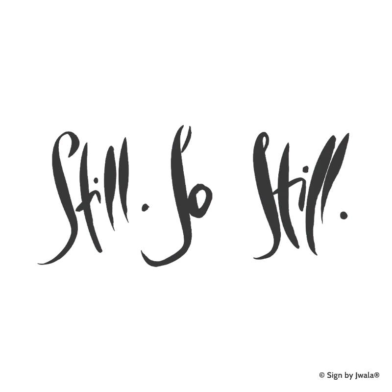 Die Botschaft „Still. So still“ wird auf Kissen, Kerzen, Karten, Orakelkarten, Wanddekoration, Sitzpolster, Malas und Gläsern aus dem SignShop Tirol angebracht und entfaltet dort ihre spirituelle Wirkung. Mit SignShop Tirol Logo und Copyright von Jwala®.