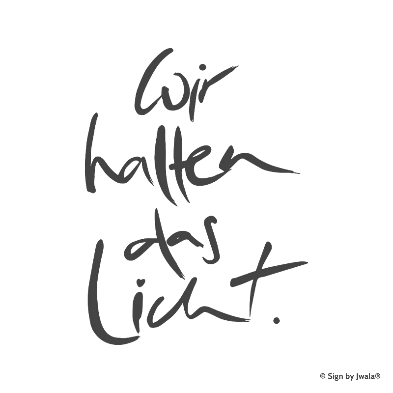 Die Botschaft „Wir halten das Licht“ wird auf Kissen, Kerzen, Karten, Orakelkarten, Wanddekoration, Sitzpolster, Malas und Gläsern aus dem SignShop Tirol angebracht und entfaltet dort ihre spirituelle Wirkung. Mit SignShop Tirol Logo und Copyright von Jwala®.