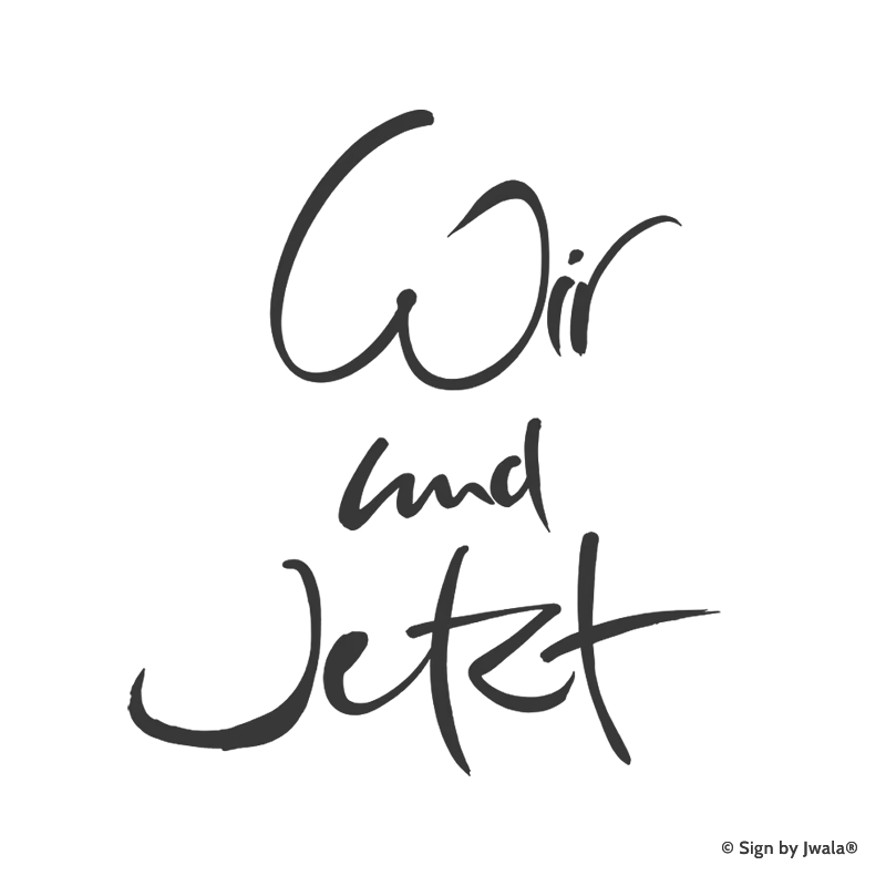 Die Botschaft „Wir und Jetzt“ wird auf Kissen, Kerzen, Karten, Orakelkarten, Wanddekoration, Sitzpolster, Malas und Gläsern aus dem SignShop Tirol angebracht und entfaltet dort ihre spirituelle Wirkung. Mit SignShop Tirol Logo und Copyright von Jwala®.