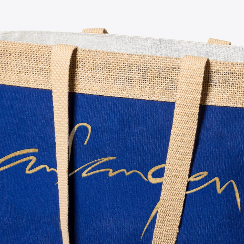 Nahaufnahme der stabilen Henkel an der blauen Strandtasche mit dem Sign anfangen