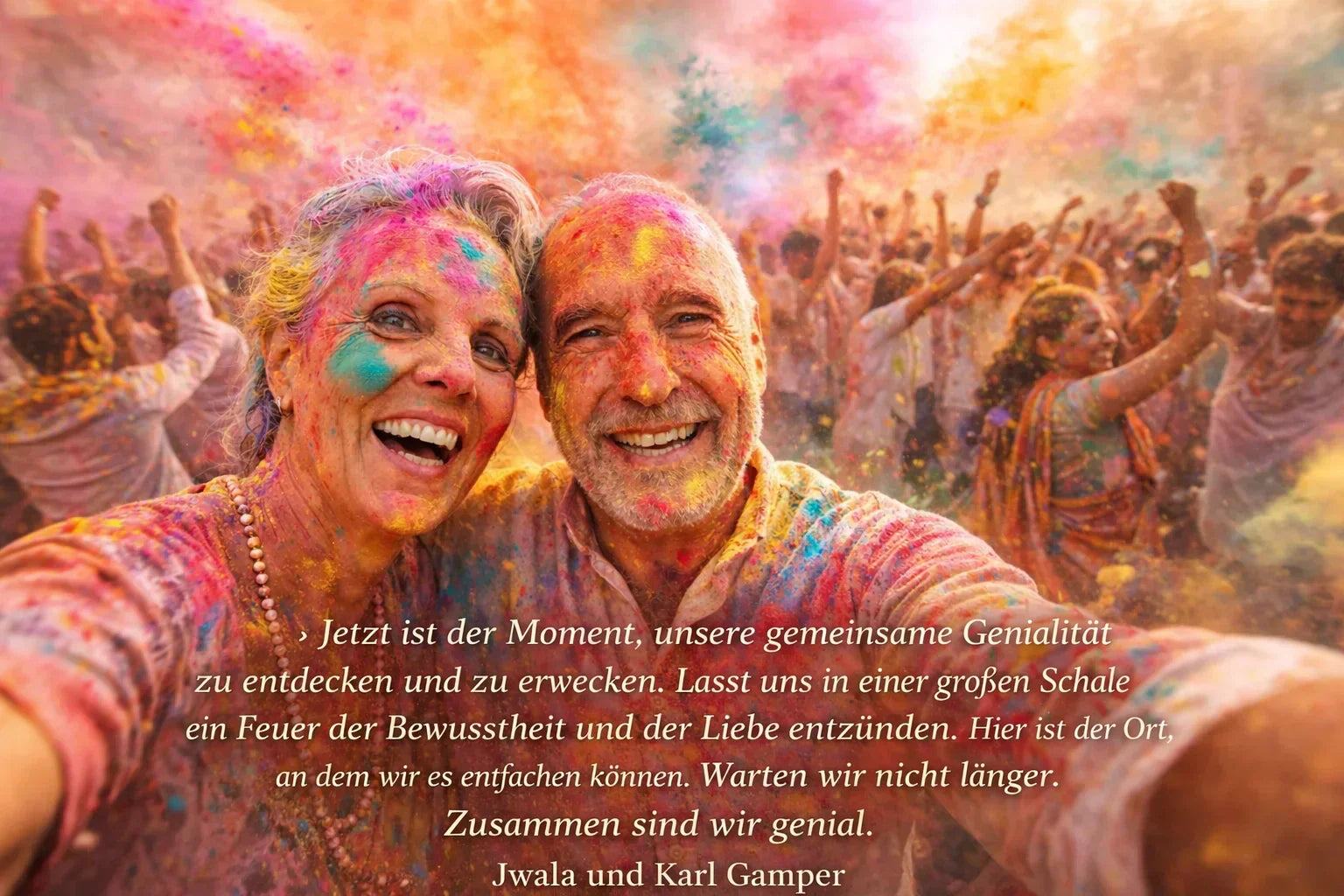 Jwala und Karl Gamper feiern gemeinsam das bunte Holy Festival, lachend und von Farbpulver umgeben, inmitten einer lebendigen, fröhlichen Atmosphäre.