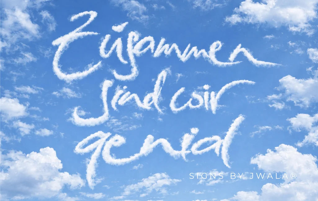 Himmel mit Wolken darauf steht der Schriftzug „Zusammen sind wir genial“ – Die Wendekraft von Worten erleben aus dem SignShop Tirol