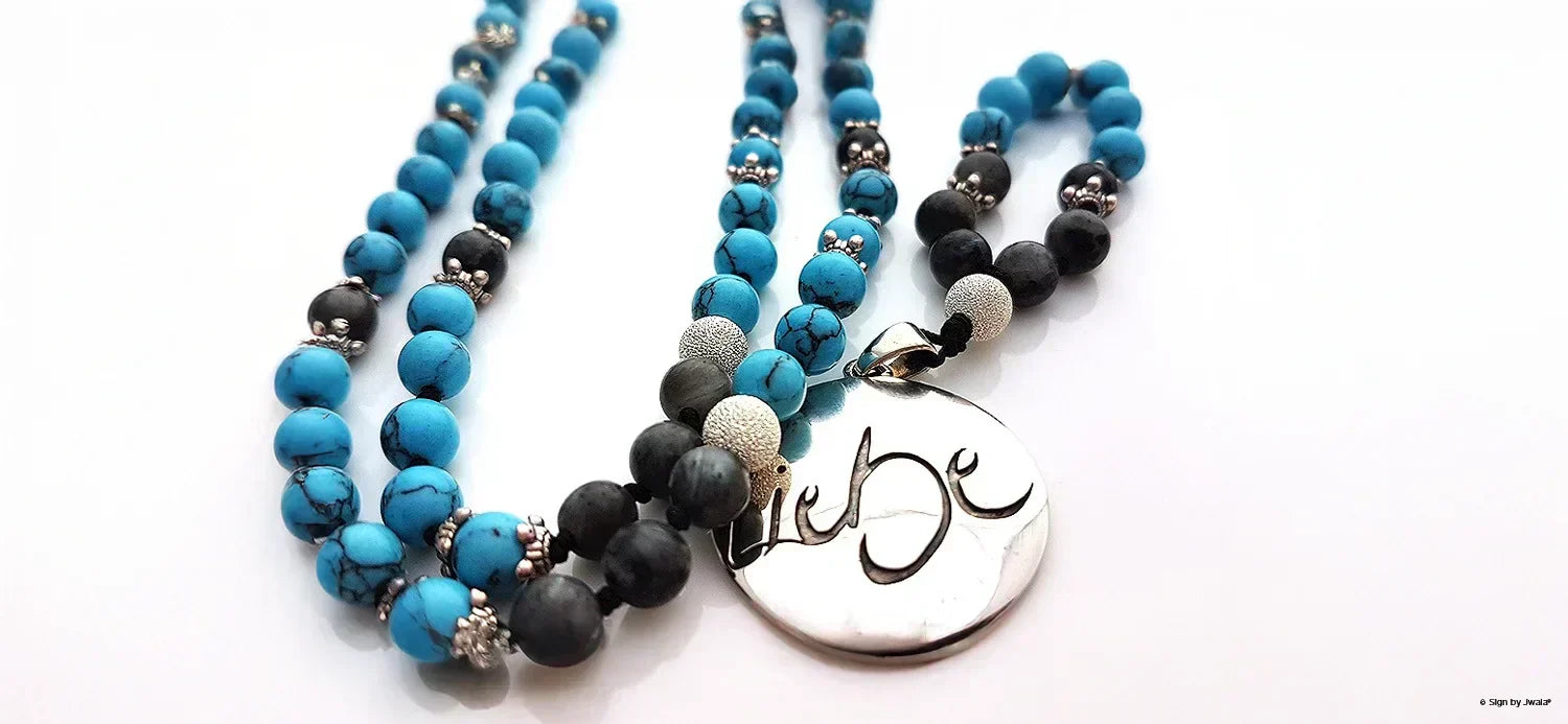 handgefertigte Mala-Ketten von Signs by Jwala®, liebevoll arrangiert auf hellem Untergrund – Symbol für Spiritualität, Lebensfreude und individuelle Schmuckstücke aus dem SignShop Tirol