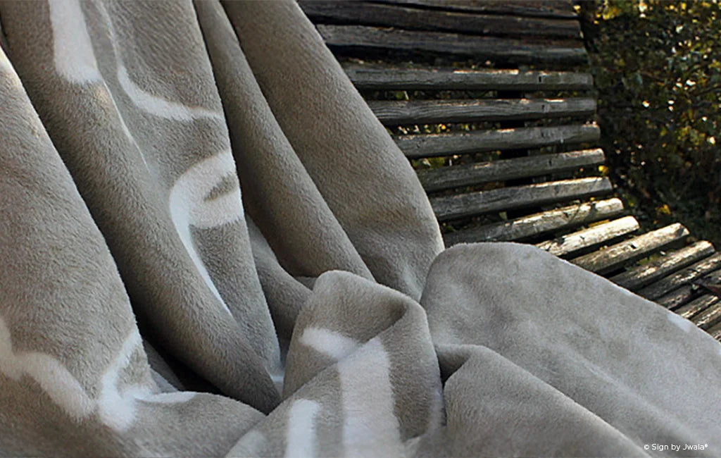 Spirituelle Tagesdecke „Himmel“ aus Baumwolle und Bambus – extraweicher Bettüberwurf für Geborgenheit und Vertrauen, nachhaltig gefertigt in Vorarlberg