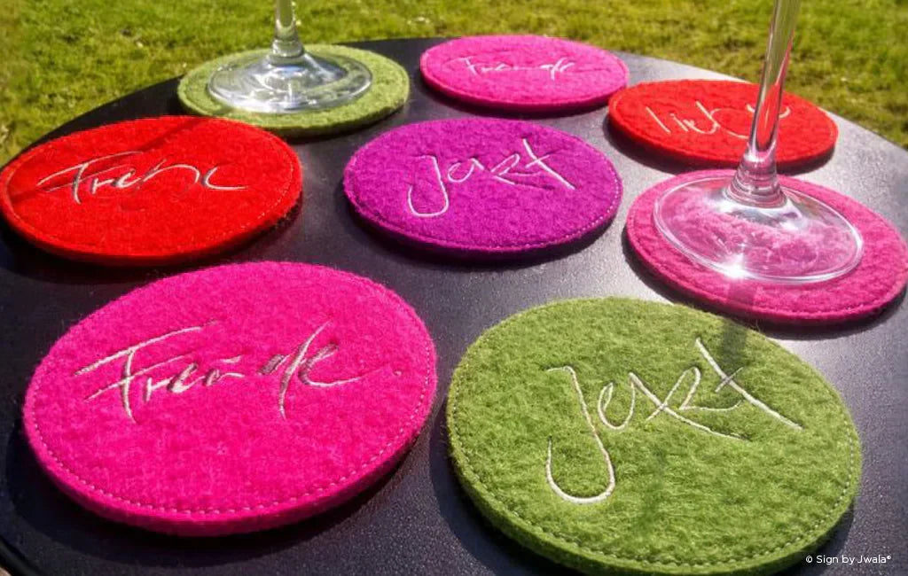 Handgemachter Glasuntersetzer aus Tirol – liebevoll bestickt, exklusives Wohnaccessoire und Geschenkidee vom SignShop Tirol