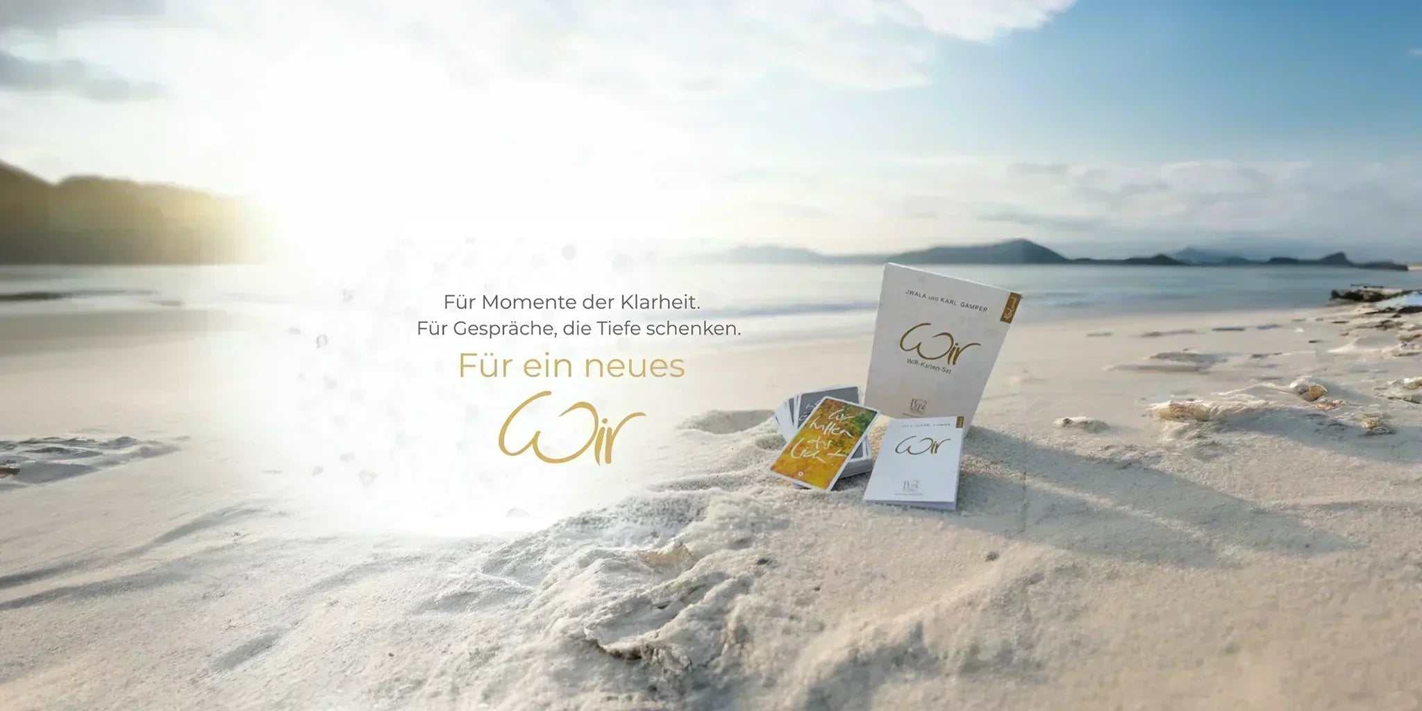 WIR-Karten-Set in Box: Inspirierende Karten für Gemeinschaft, Zusammenhalt und Miteinander aus dem SignShop Tirol – liebevoll gestaltet, fotografiert am Strand