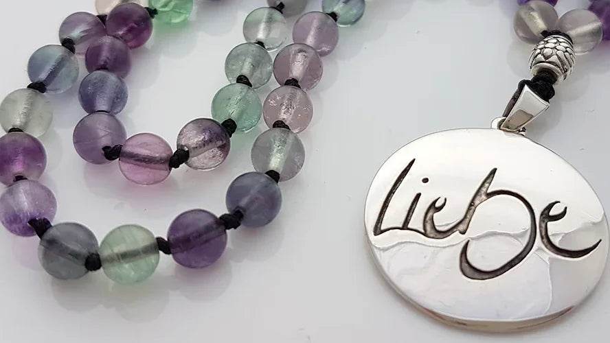 Liebevoll handgefertigte Mala aus Fluorit mit inspirierendem Sign-Anhänger "Liebe" – ein einzigartiges Glücks-Seelenstück für die Frauen aus dem SignShop Tirol