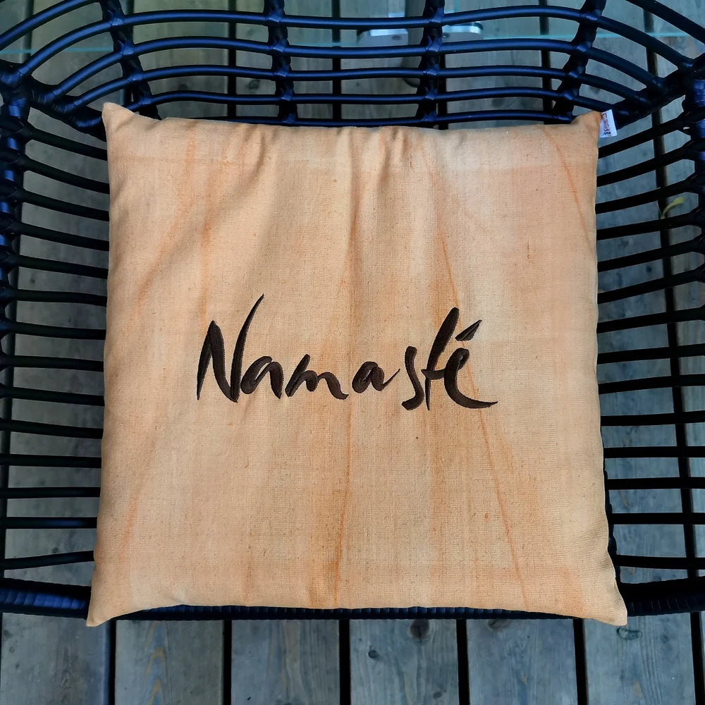 Achtsamkeitskissen „Namasté“ – exklusives Zier‑ und Meditationskissen aus Vintage‑Bauernleinen mit brauner Stickerei