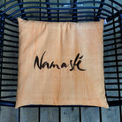 Achtsamkeitskissen „Namasté“ – exklusives Zier‑ und Meditationskissen aus Vintage‑Bauernleinen mit brauner Stickerei