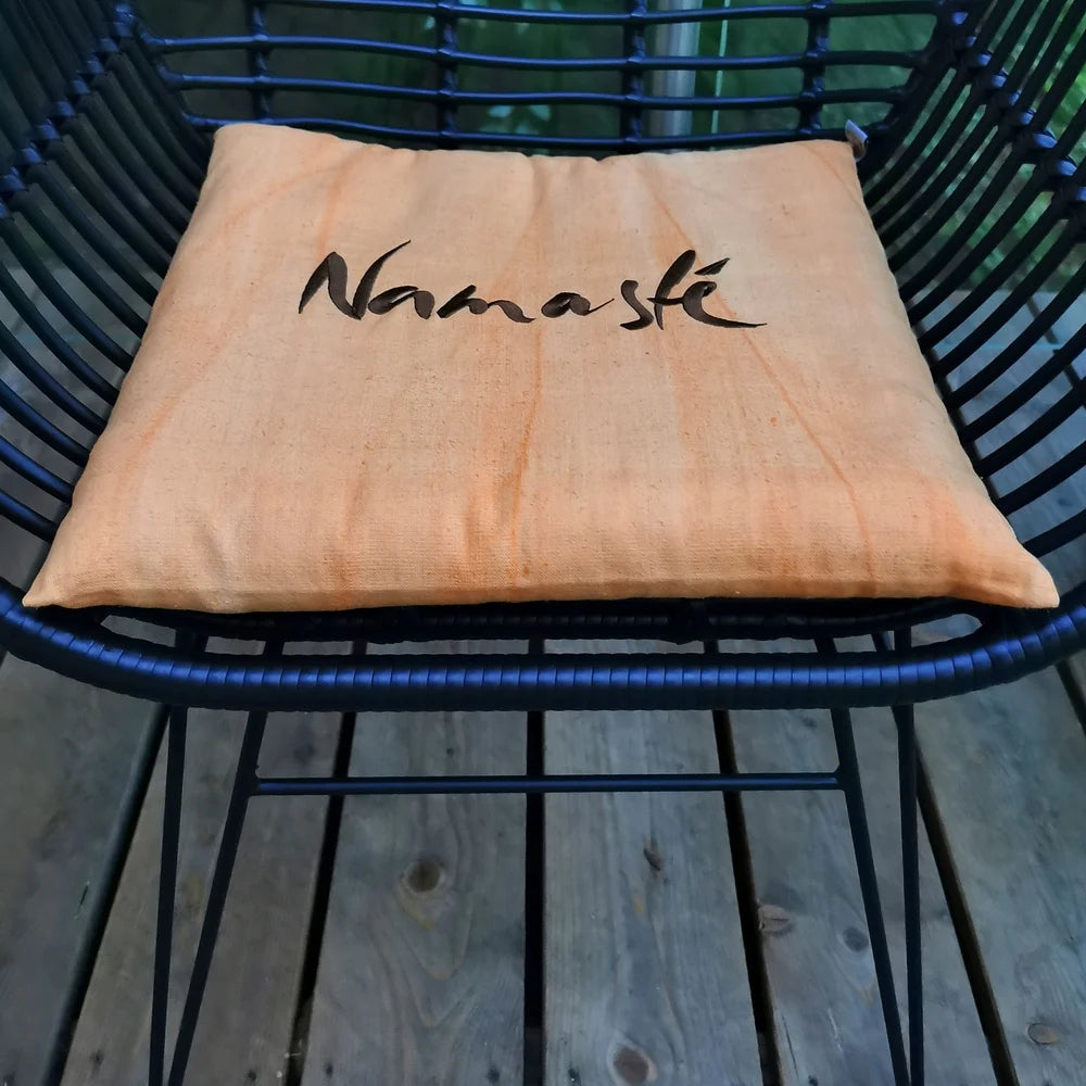 Zierkissen „Namasté“ – oranges Flachkissen aus feinem Vintage‑Bauernleinen mit edler Sign‑Stickerei