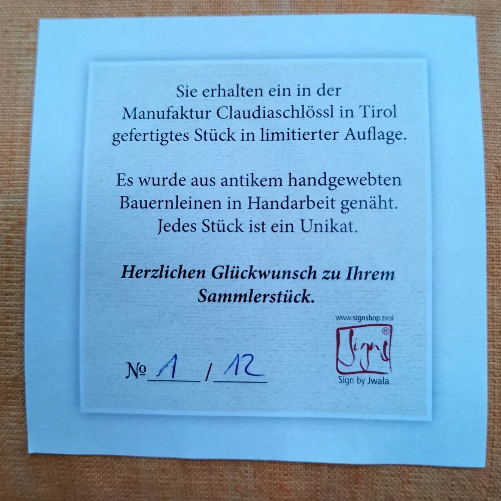 Meditationskissen „Namasté“ – handgemachtes, orangefarbenes Flachkissen aus antikem Bauernleinen, limitiert und nummeriert