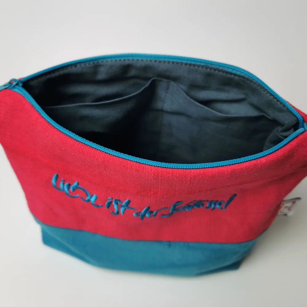 Kosmetiktasche aus antikem Bauernleinen mit türkiser Sign Stickerei