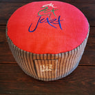 Meditationskissen aus Vintage-Bauernleinen, Stickerei „die Zeit ist Jetzt“, limitierte Auflage – exklusiv im SignShop Tirol