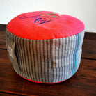 Sitzkissen aus Tirol, handgefärbt, mit Logoaufstickung und regulierbarem Innenkissen – im SignShop Tirol