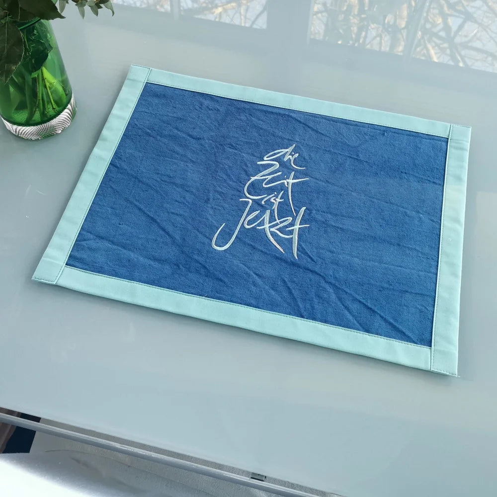 Blaues Tischset aus Bauernleinen mit Stickerei „Die Zeit ist Jetzt“