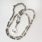 Spirituelle Mala Labradorit Howlith – Edelstein-Kette für Frieden & Transformation auf SignShop Tirol