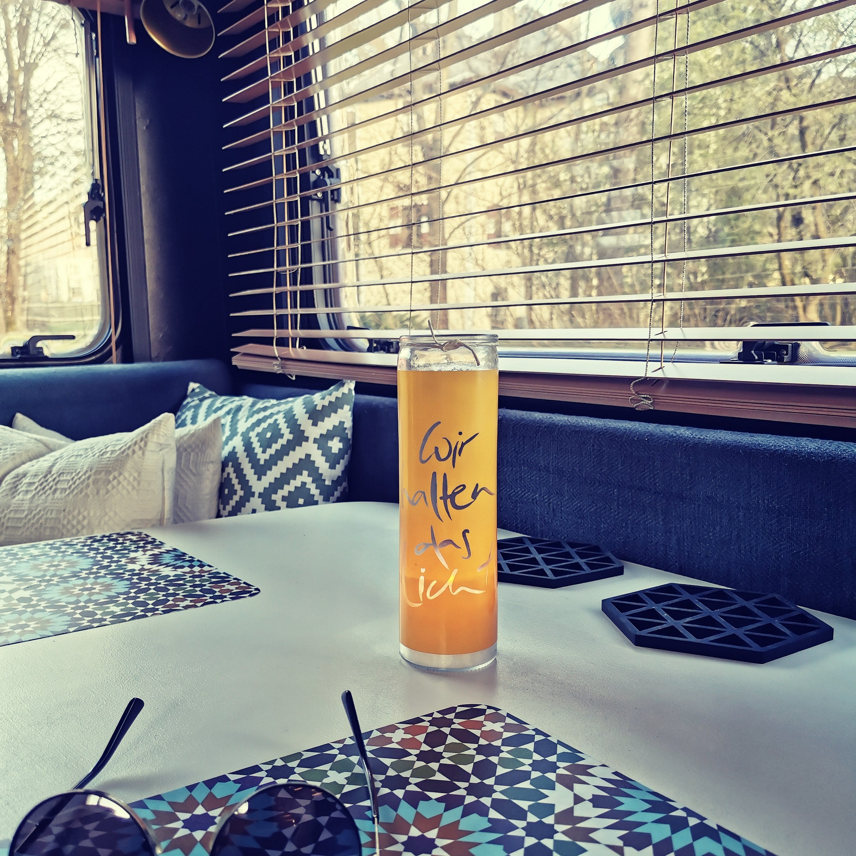 SignKerze "Wir halten das Licht"