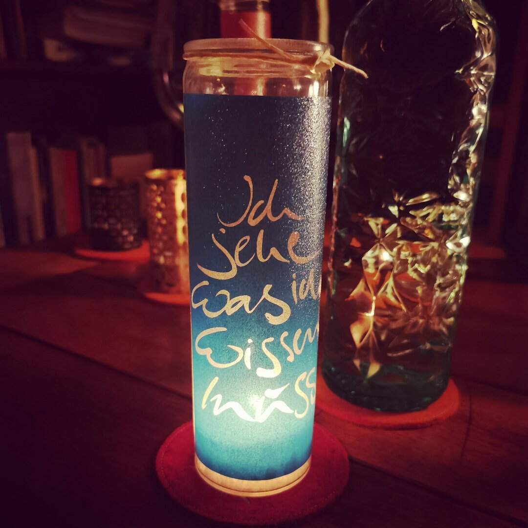 SignKerze „Ich sehe was ich wissen muss“ – Handgemachte, vegane, duftfreie Kerze mit spiritueller Botschaft als besonderes Geschenk im SignShop Tirol online kaufen
