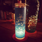 SignKerze „Ich sehe was ich wissen muss“ – Handgemachte, vegane, duftfreie Kerze mit spiritueller Botschaft als besonderes Geschenk im SignShop Tirol online kaufen