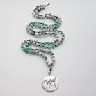 Spirituelle Mala Howlith Amazonit – handgemachte Edelstein-Kette mit Silbermedaillon kaufen