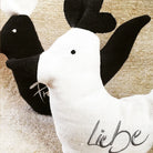 Spirituelles Deko-Hühnchen „Liebe“ – handgemachtes Unikat aus Vintage-Bauernleinen