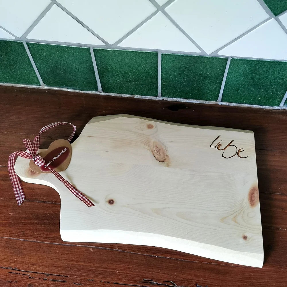 Handgefertigtes Zirbenbrettchen „Liebe“ aus Tirol