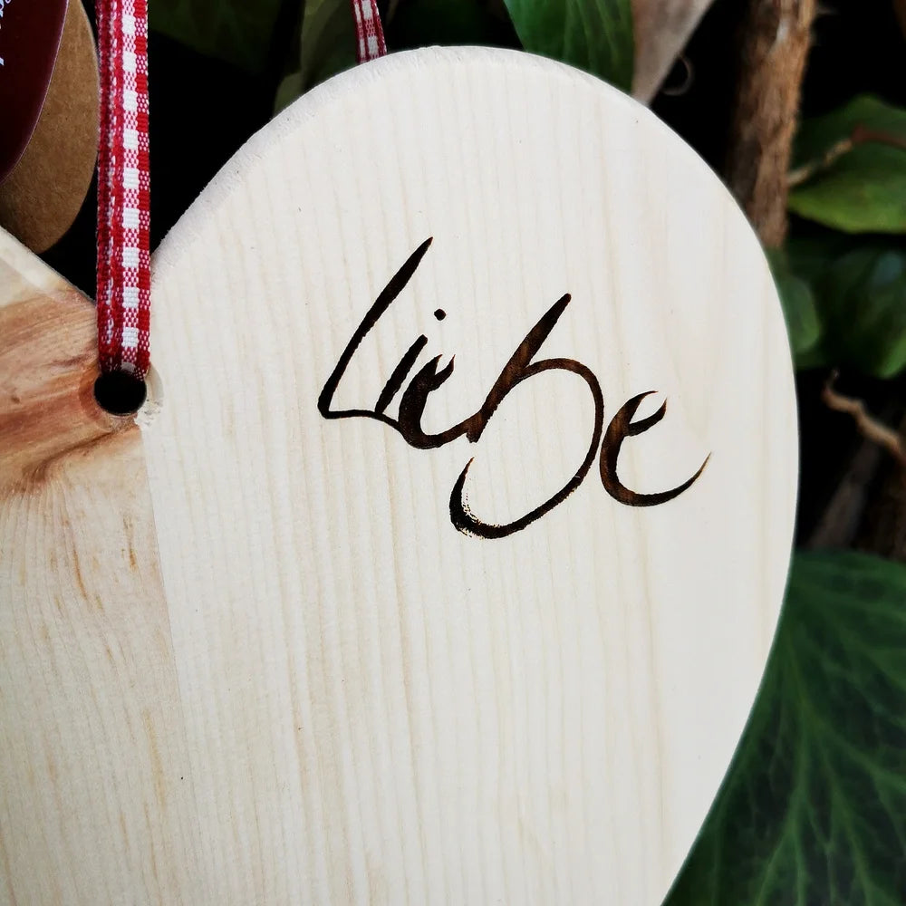 Zirbenholz Herz mit eingebrannter Botschaft „Liebe“