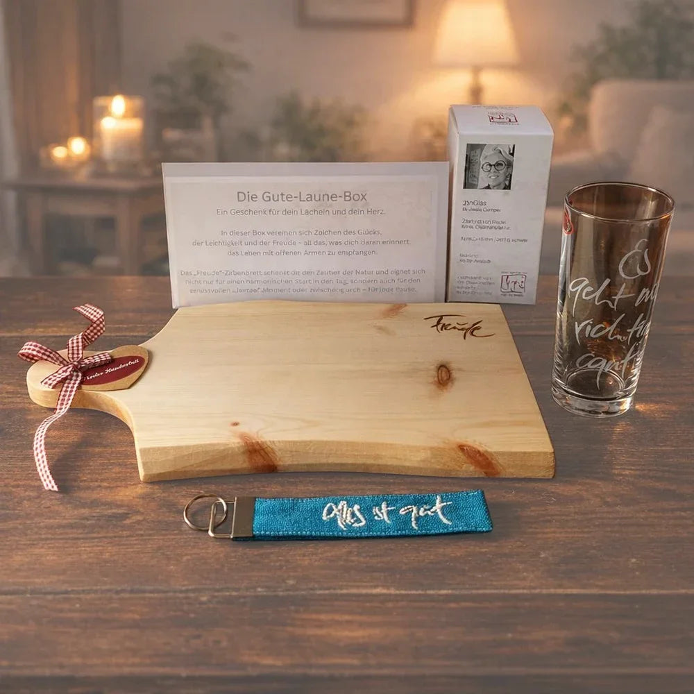 Zirbenholz Wohlfühl-Set online kaufen – Freude-Zirbenbrett, Riedel-Glas „Es geht mir richtig gut“ & Bauernleinen-Schlüsselanhänger, exklusiv im SignShop Tirol
