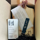 Offene Geschenkbox Karton befüllt mit hochwertigen Zirbenholz-Produkten.