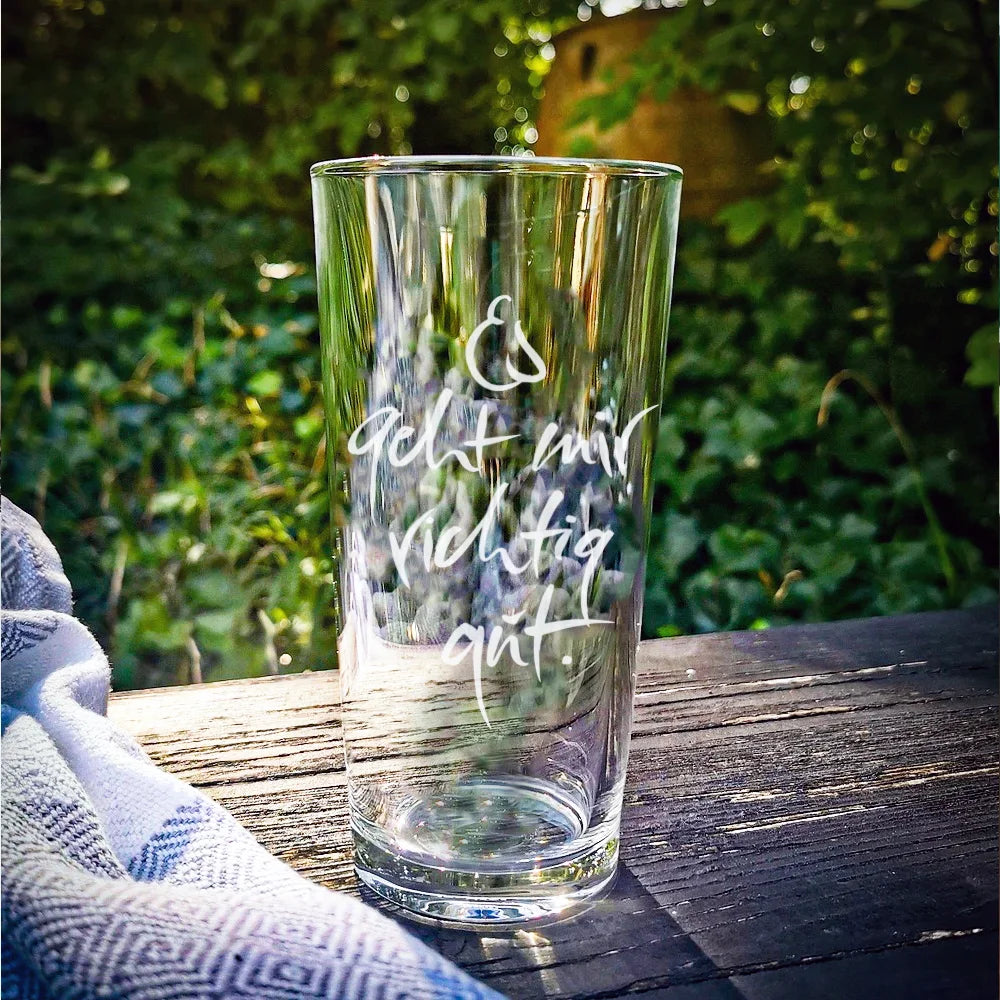 Exklusives Geschenkset Tirol mit Holzbrett und Trinkglas.