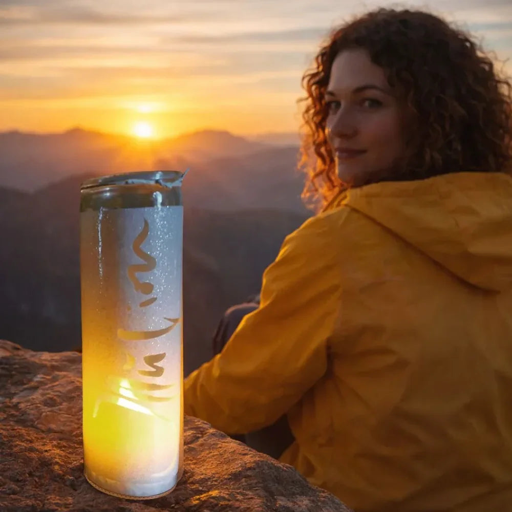 Weiße SignKerze „Illusion“ – Handgemachte, vegane Zero-Waste-Kerze ohne Duft mit inspirierender Botschaft aus dem SignShop Tirol online kaufen bei Sonnenschein