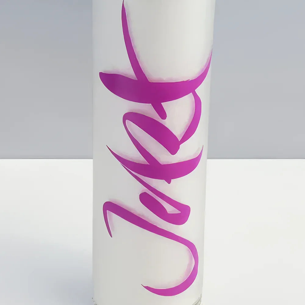Designkerze „Jetzt“ Lila – Sign by Jwala®, Limited Edition, Premium-Qualität, exklusive Lichtquelle für Achtsamkeit, Gegenwart, 100h Brenndauer, SignShop Tirol