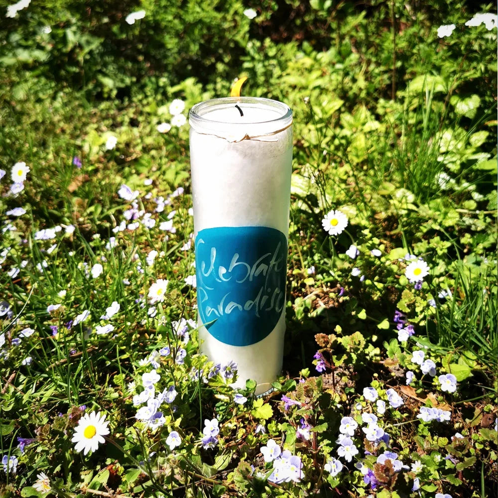 Handgemachte SignKerze „Celebrate Paradise“ – Original von Sign by Jwala®, limitiertes Einzelstück, nachhaltige Kerze für Inspiration, Rituale, 100 Stunden Brenndauer
