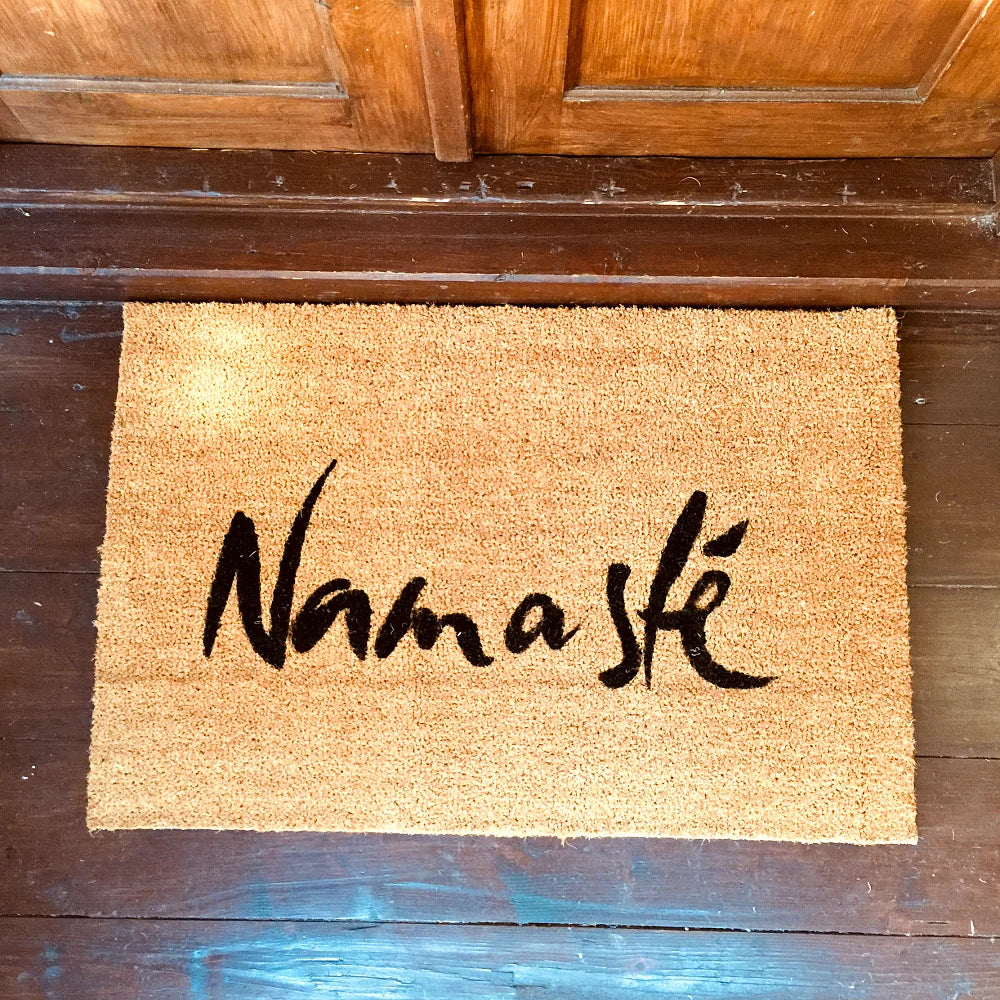 Spirituelle Kokosmatte mit Namasté Sign für den Eingangsbereich