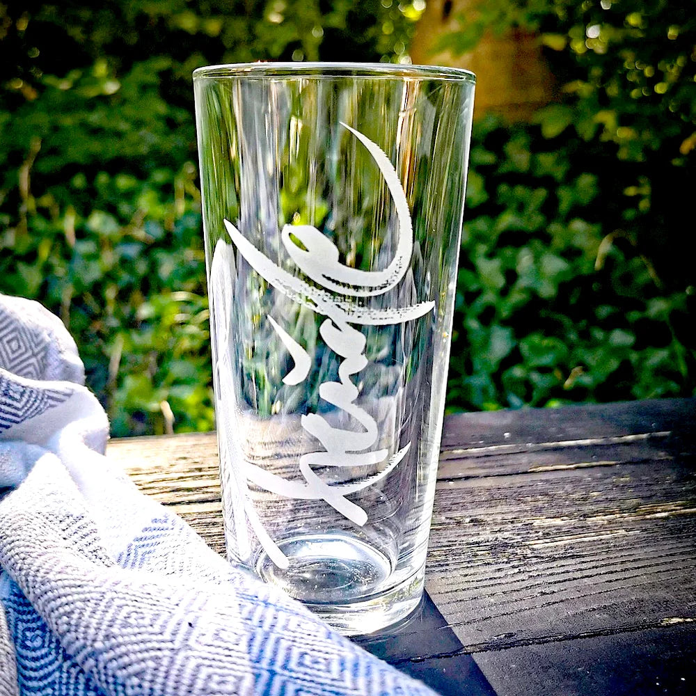 Sign-Wasserglas „Freude“ – schweres Riedel-Designglas aus Tirol, das jeden Schluck Wasser in spürbare Leichtigkeit und gute Stimmung verwandelt