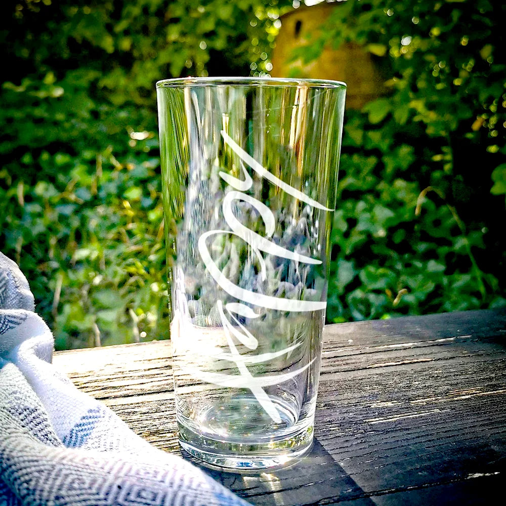 Sign-Wasserglas „Happy“ – schweres Riedel-Designglas aus Tirol, das jeden Schluck Wasser in einen stilvollen kleinen Glücksmoment verwandelt