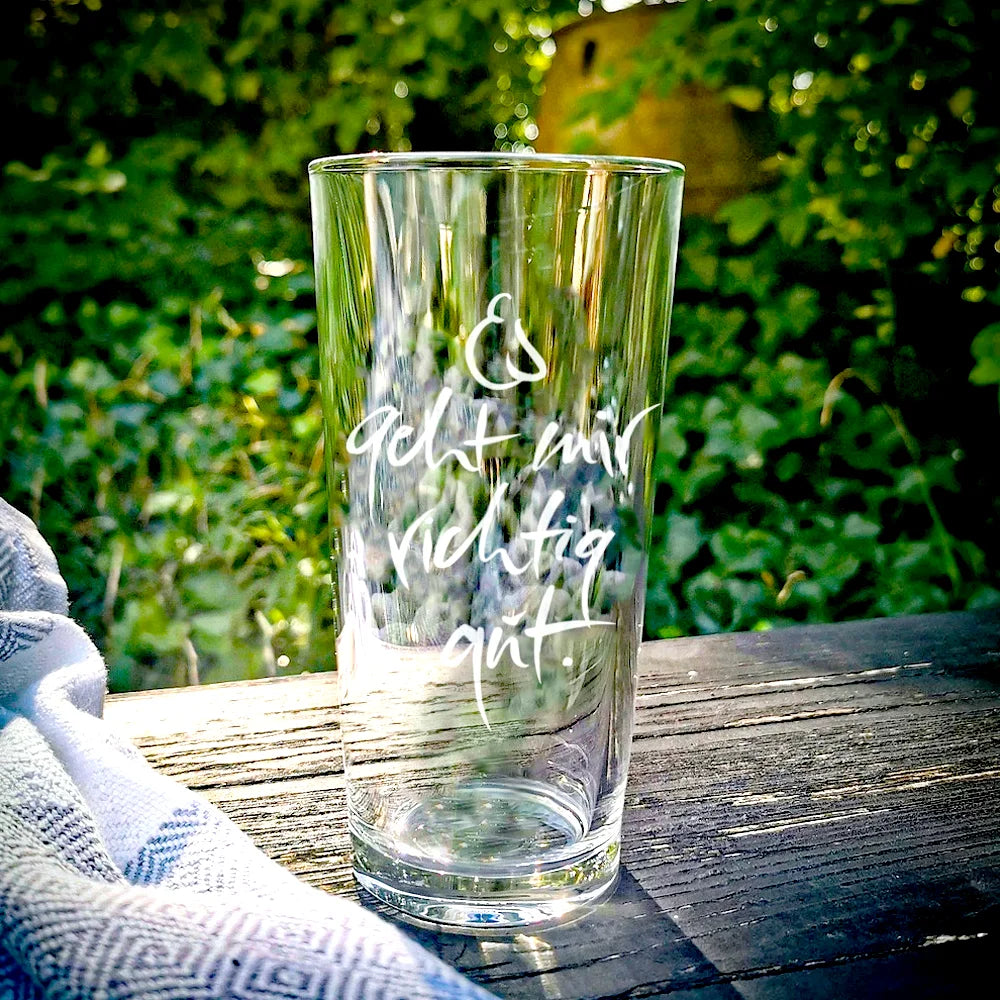 Sign-Wasserglas „Es geht mir richtig gut“ – schweres Riedel-Designglas aus Tirol, das jeden Schluck Wasser in ein kraftvolles Wohlfühl-Ritual für Körper und Seele verwandelt