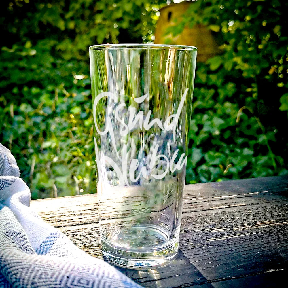 Sign-Wasserglas „G’sund bleiben“ – schweres Riedel-Designglas aus Tirol, das jeden Schluck Wasser in ein liebevolles Ritual für ganzheitliche Gesundheit und Balance verwandelt