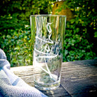 Sign-Wasserglas „Aloha“ – schweres Riedel-Designglas aus Tirol, das jeden Schluck Wasser in einen Moment von Liebe, Frieden und Herzensweite verwandelt