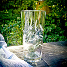 Sign-Wasserglas „Ich bin frei“ – schweres Riedel-Designglas aus Tirol, das jeden Schluck Wasser in ein kraftvolles Ritual für Selbstbestimmung und innere Freiheit verwandelt