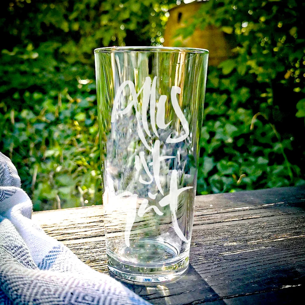 Sign-Wasserglas „Alles ist gut“ – schweres Riedel-Designglas aus Tirol, das jeden Schluck Wasser in ein beruhigendes Ritual von Zuversicht und innerer Geborgenheit verwandelt