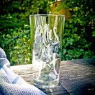 Sign-Wasserglas „Alles ist gut“ – schweres Riedel-Designglas aus Tirol, das jeden Schluck Wasser in ein beruhigendes Ritual von Zuversicht und innerer Geborgenheit verwandelt