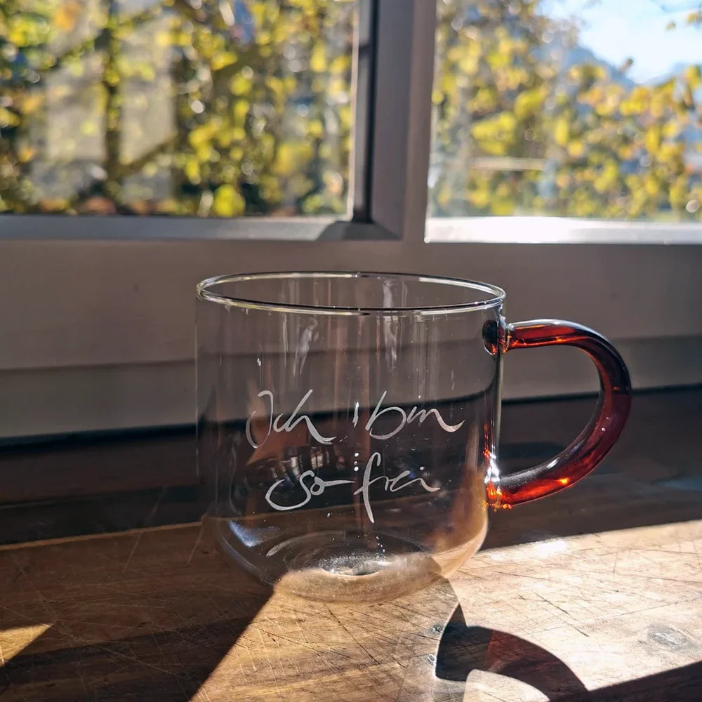 Mundgeblasene Teetasse „Ich bin so frei“ – hochwertiges Designglas für Teeliebhaber