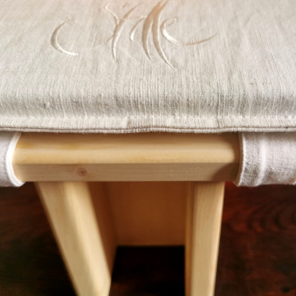 Zirbenholz-Meditationshocker "Stille"