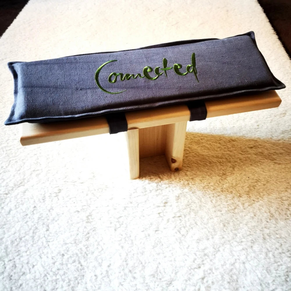 Zirbenholz Meditationshocker „Connected“ mit dunkelgrauem Leinenkissen