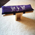 Zirbenholz Meditationshocker „Still. So still.“ mit Leinenkissen