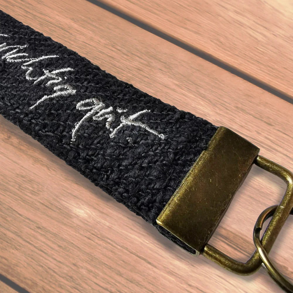Grauer Stoff-Schlüsselanhänger „Es geht mir richtig gut“ aus Bauernleinen – handgefertigtes Tiroler Accessoire online bestellen bei SignShopTirol.