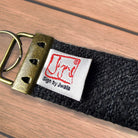 Edler Schlüsselbund-Anhänger aus Leinen in Grau mit positivem Spruch – handgemachter Glücksbringer und Premium-Geschenk aus Tirol im SignShopTirol.
