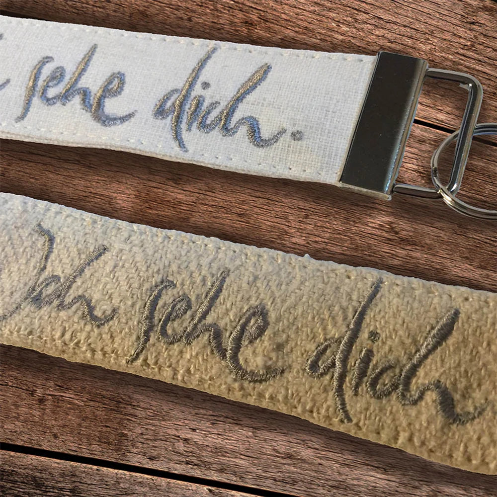 Limitierter Taschenanhänger aus antikem Bauernleinen in Beige – stilvoller Schlüsselanhänger bestellen